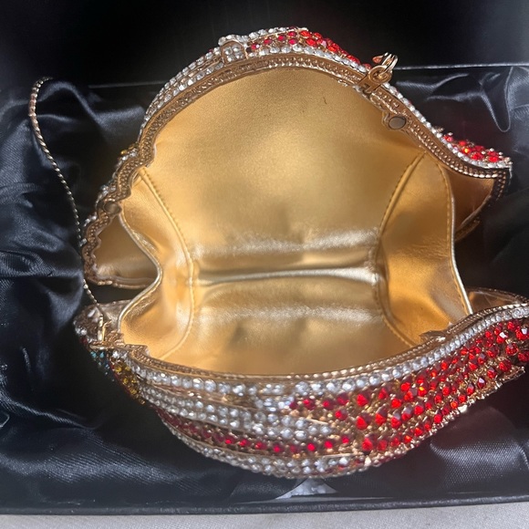 Seashell Shaped Luxury Crystal Clutch Purse - Picture 4 of 10